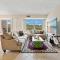 Charming Apartment with Balcony & Pool Views - سانت بطرسبرغ