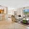 Charming Apartment with Balcony & Pool Views - سانت بطرسبرغ