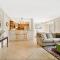 Charming Apartment with Balcony & Pool Views - سانت بطرسبرغ