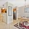 Charming Apartment with Balcony & Pool Views - سانت بطرسبرغ