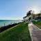 Charming Beachfront Apartment - إِستيبونا