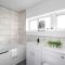 Skyvillion - STEVENAGE SPACIOUS & COZY 3Bed House with Parking, Wifi, Garden