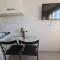 Kitnet303 centro, c linda vista janela, tv smart - مونتيس كلاروس