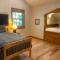 Swiss Chalet-Palisades, 6 BR, Hot Tub, Pets Ok, Ski Shuttle!