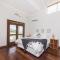 Docs Cottage - Ocean Views