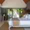 Chic Baan Capo - Luxury Four Bedroom Beachfront Villa