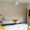 Spacious 15 Guest Home With 9 Beds in Shirley