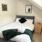 Spacious 15 Guest Home With 9 Beds in Shirley