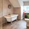 Spacious 15 Guest Home With 9 Beds in Shirley