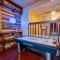 Beautiful Chalet with Fireplace and Large Game Room - 加特林堡