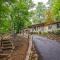 Beautiful Chalet with Fireplace and Large Game Room - 加特林堡