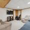 Huge Dog Friendly Log Cabin near Wisconsin Dells and Lake sleeps 25plus - Mauston