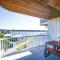 Glorious 2-Bed with Waterside Balcony Views