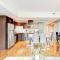 Modern 2BR Condo - King Bed - Downtown City Views