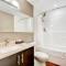 Modern 2BR Condo - King Bed - Downtown City Views
