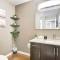 Modern 2BR Condo - King Bed - Downtown City Views