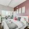 Upscale 2BR Condo - King Bed - Stunning Views