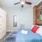 Upscale 2BR Condo with Netflix - Prime Location - Hamilton