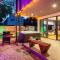 Two-House Private 10BR Compound - DT 6 Min Drive - Austin