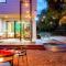 Two-House Private 10BR Compound - DT 6 Min Drive - Austin