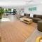Summer Retreat 4 min drive from Moololaba Beach