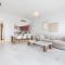 Bright & Elegant Home on the 44th at Cayan Tower - Dubaj