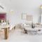 Bright & Elegant Home on the 44th at Cayan Tower - Dubaj