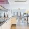Bright & Elegant Home on the 44th at Cayan Tower - Dubaj