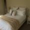2 Bed Coastal Getaway - Walking distance to beach