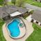 Gorgeous 4BR Holiday Home with Huge Yard, Pool & Hot Tub - Denton