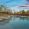 Gorgeous 4BR Holiday Home with Huge Yard, Pool & Hot Tub - Denton