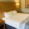 Days Inn & Suites by Wyndham Williamsburg IA North