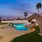 Beautiful pool with slide, golf, Pickleball, gameroom Ferrari - إنديو