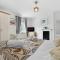2 Bed Stylish Westgate Cottage Retreat, Winchester - Parking available, with Garden close to Cathedral - Sleeps 6, Pets welcome- Easter Offer! - by Blue Puffin Stays - Winchester