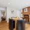 2 Bed Stylish Westgate Cottage Retreat, Winchester - Parking available, with Garden close to Cathedral - Sleeps 6, Pets welcome- Easter Offer! - by Blue Puffin Stays - Winchester