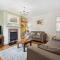 2 Bed Stylish Westgate Cottage Retreat, Winchester - Parking available, with Garden close to Cathedral - Sleeps 6, Pets welcome- Easter Offer! - by Blue Puffin Stays - Winchester