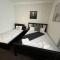 Numero Uno Detached Aparthouse 7 BR Hot Tub Wifi Parking Contractors and Group Friendly