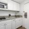 Waikiki Studio Steps to Beach-Mall Free Parking-WiFi