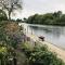 RIVER RETREAT- near Holloway U, Thorpe Park and Heathrow airport - Thorpe