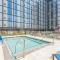 Stylish 3BR Urban Retreat with Downtown Views and Pool - أيوا سيتي