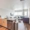 Stylish 3BR Urban Retreat with Downtown Views and Pool - أيوا سيتي