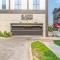 Stylish 3BR Urban Retreat with Downtown Views and Pool - أيوا سيتي