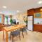 Beautiful Town Centre Townhouse With Shared Pool - 塔维拉