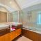 Beautiful Town Centre Townhouse With Shared Pool - 塔维拉