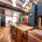 Spacious Warehouse Conversion 2 Bdrms & Parking - Melbourne