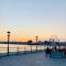 Gorgeous Central Studio with Balcony, 2 mins to Beach and Pier