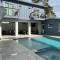 Cheerful 7 Bdrm Home with Private Pool One Block from Beach - كليرووتر بيتش