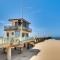 Walk to Shore Ocean-View Manhattan Beach Apt! - شاطئ مانهاتن