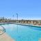 Condo on the Beach- walk to restaurants, shops and activities.