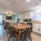 Gorgeous Centrally Located Ocean View 2 King, Huge Private Yard & Deck, Firepit, BBQ, & Game Tables - Миртл-Бич
